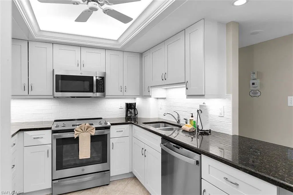 2 bed, 2.0 bath, 1010 sqft, $4,150 — Photo 2