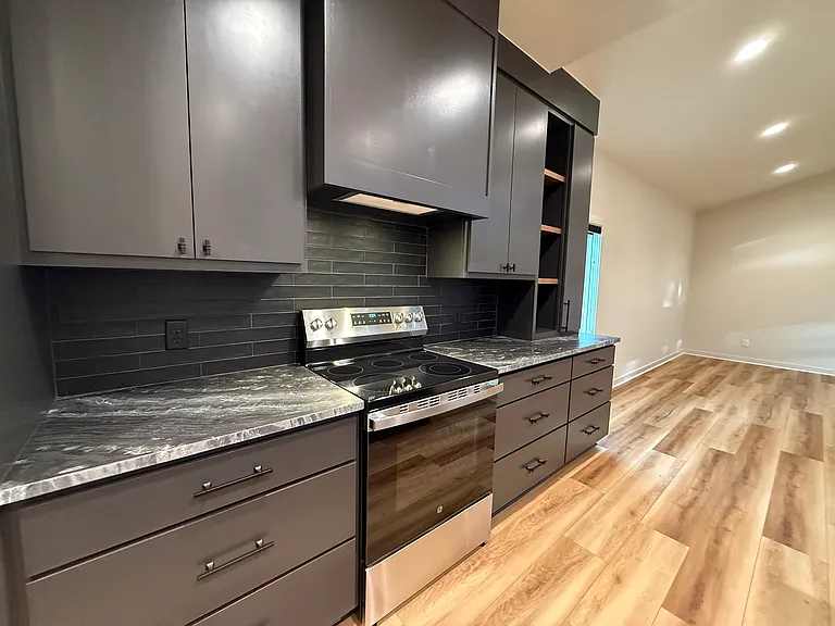 711 N Duck St — Photo 4