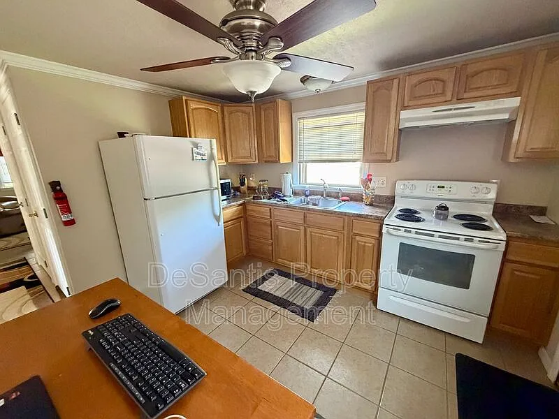 2 bed, 1.0 bath, $1,100 — Photo 3