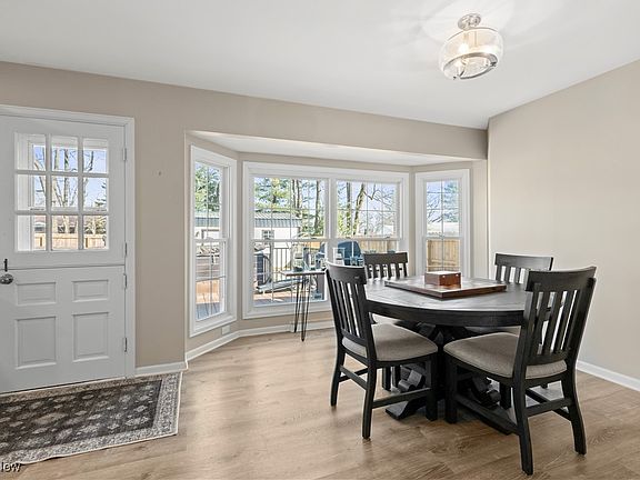 4th image of 864 Country Club Ln