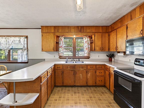 4th image of 374 Locust Ln