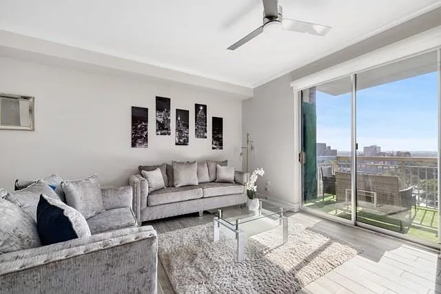 1 bed, 1.0 bath, 895 sqft, $2,395 — Photo 2