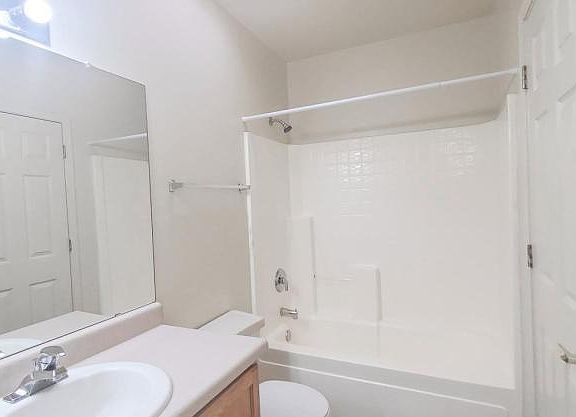 4th image of 3413 E Water St #1