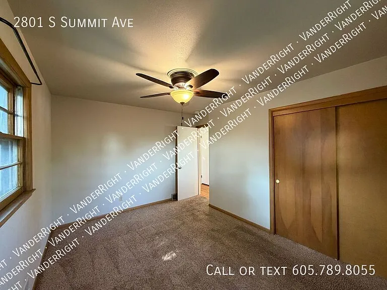 2801 S Summit Ave — Photo 9