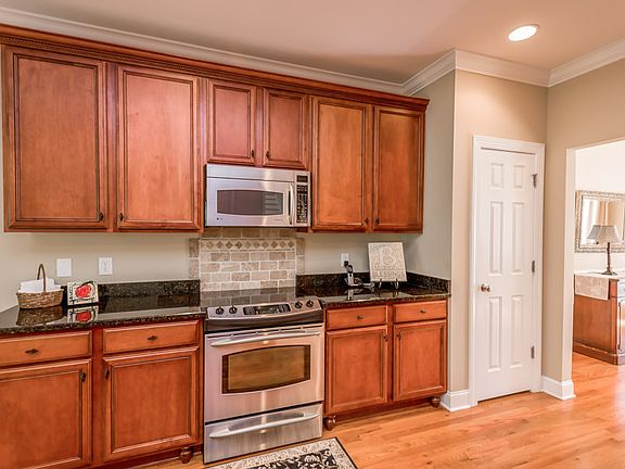 3rd image of 1576 Red Oak Ln