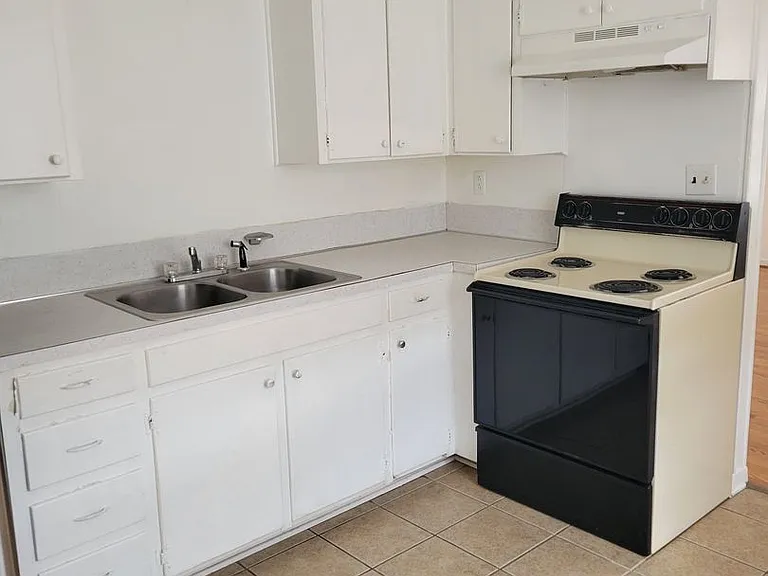304 Carpenter St — Photo 3