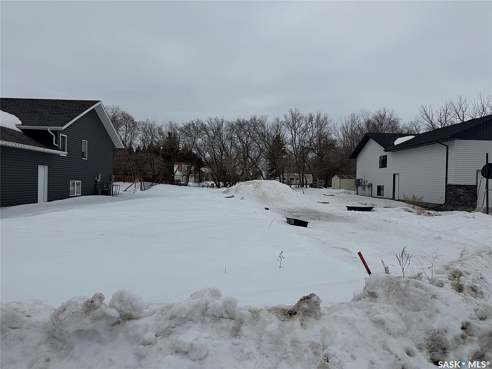2nd image of 215 Willow Crescent