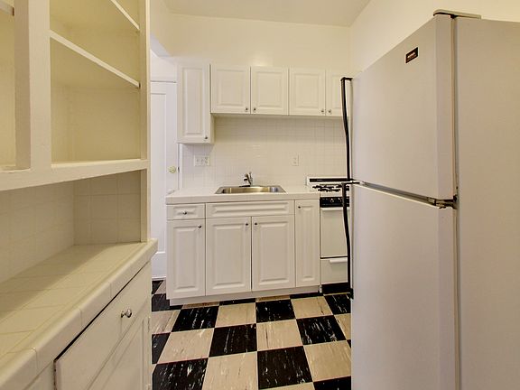 2nd image of 1050 Pine St