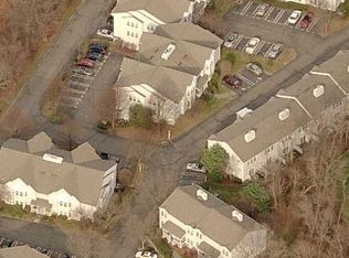 21 Greenview Ln, Milford, CT 06461