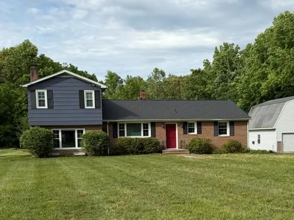 5718 Custis Millpond Rd, West Point, VA 23181