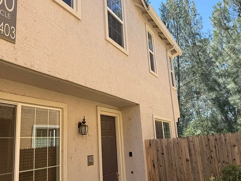 1402 Ferry Cir — Photo 2