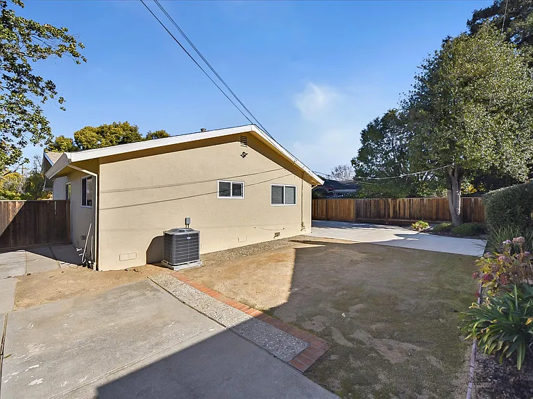 2448 Whitethorne Dr — Photo 34