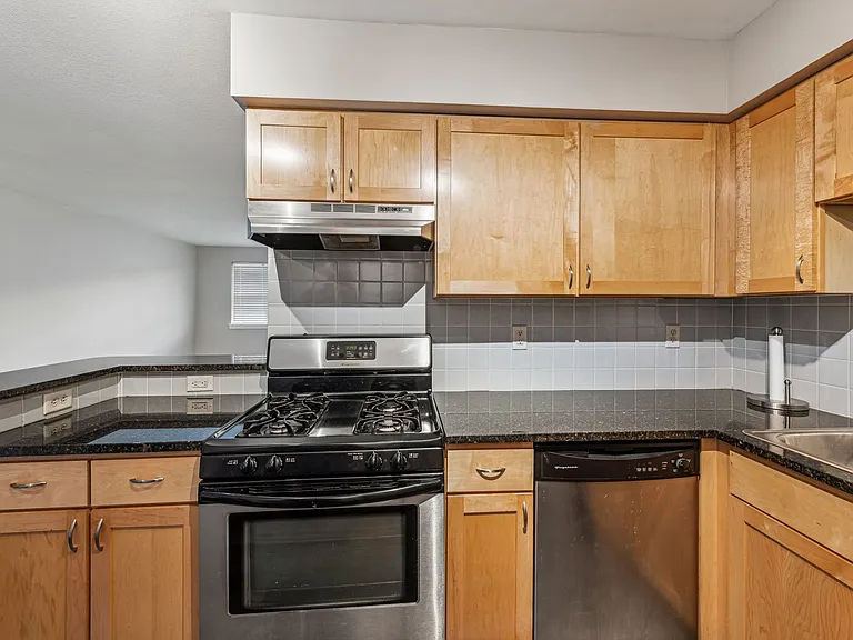 2121 N Cambridge Ave #108 — Photo 9