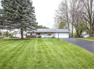 1 Brooktree Dr, Penfield, NY 14526