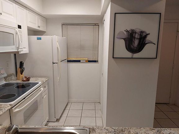 5th image of 2989 Sir Hamilton Cir