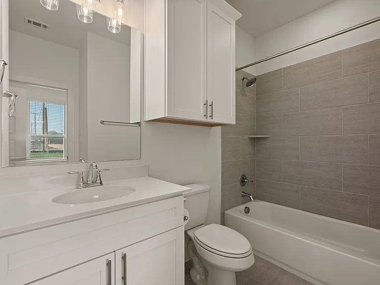Bedroom #1 en suite full bathroom with shower and tub