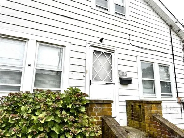 1573 9th St, West Babylon, NY 11704