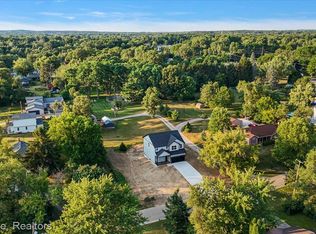 3080 W Newberry Rd, Waterford, MI 48329