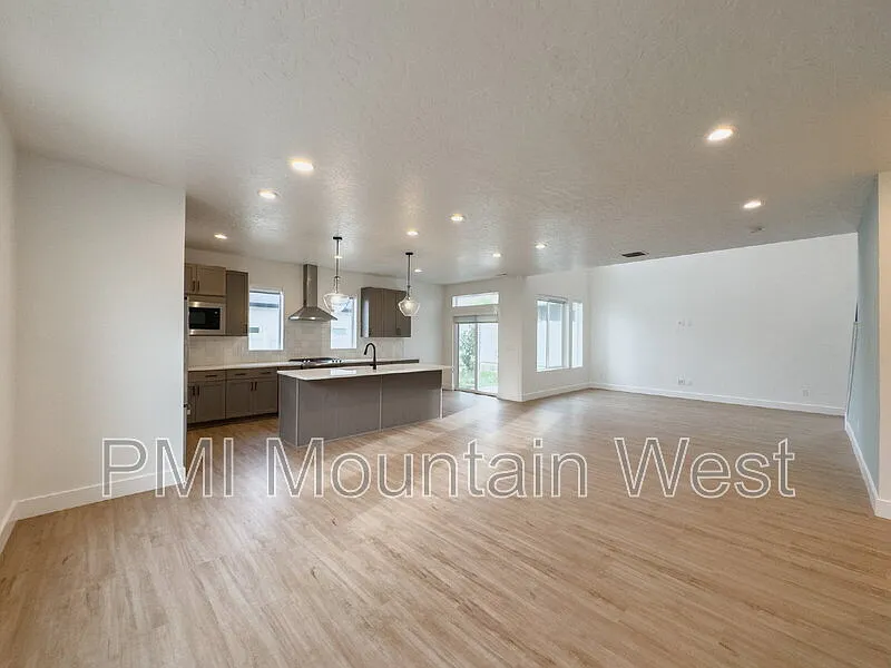 4 bed, 2.5 bath, 2395 sqft, $2,995 — Photo 4