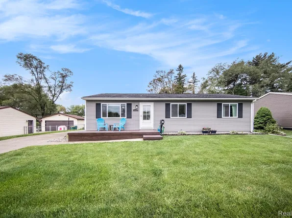 820 Devonshire Blvd, Brighton, MI 48116