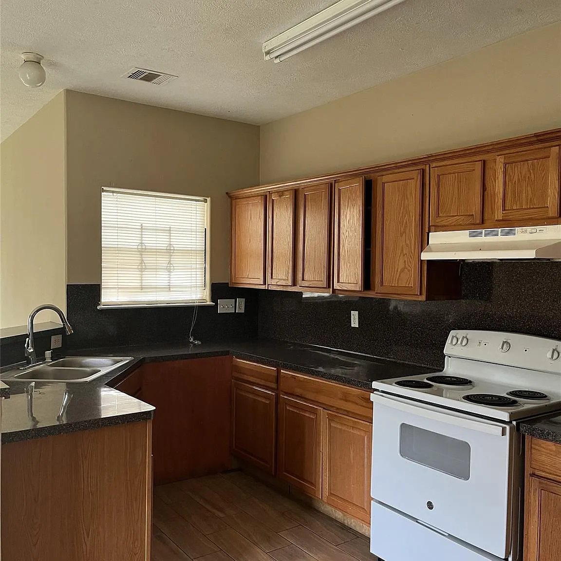 3 bed, 2.5 bath, 1730 sqft, $1,800 — Photo 3