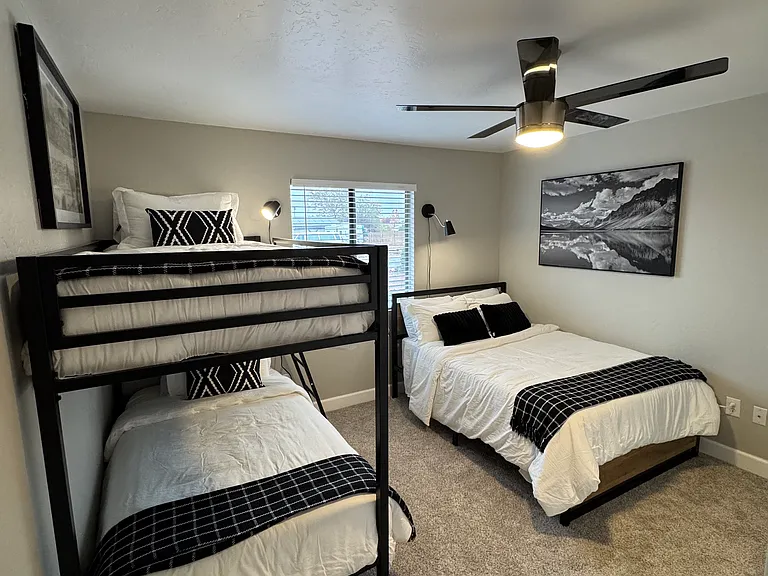 3732 N Taylor Dr — Photo 82