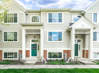 529 Cary Woods Cir, Cary, IL 60013