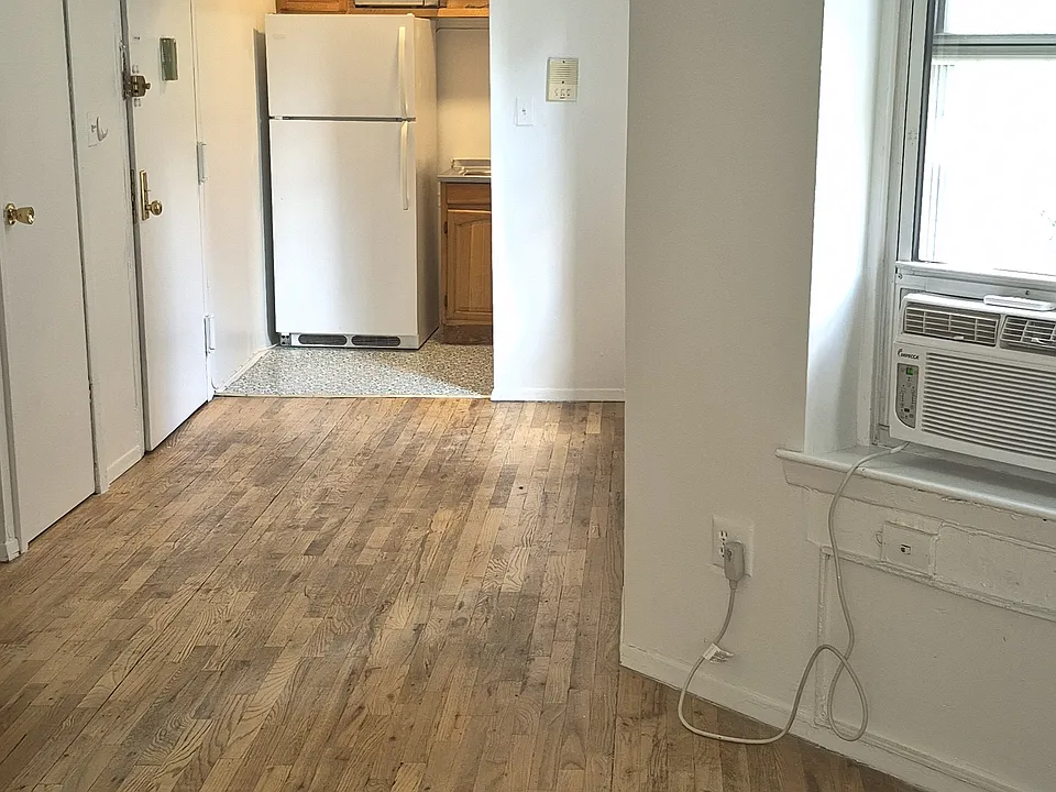 239 E 28th St #4A