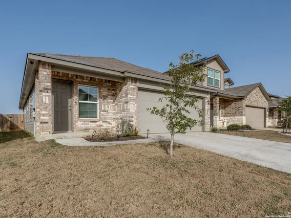 152 Middle Green Loop, Floresville, TX 78114