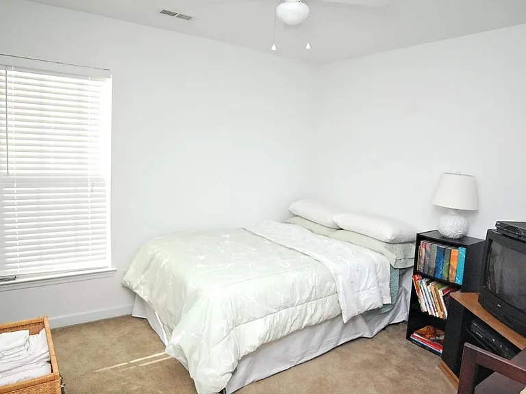 Bedroom3 - Queen size with closet