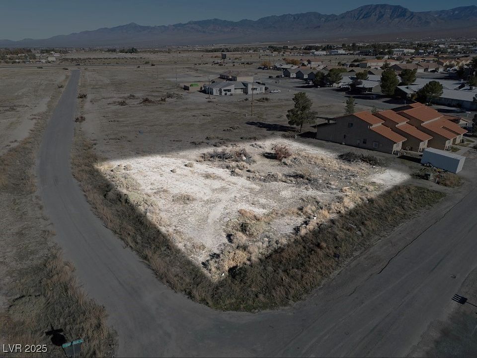 1st image of 1221 S Thunderpass Ave