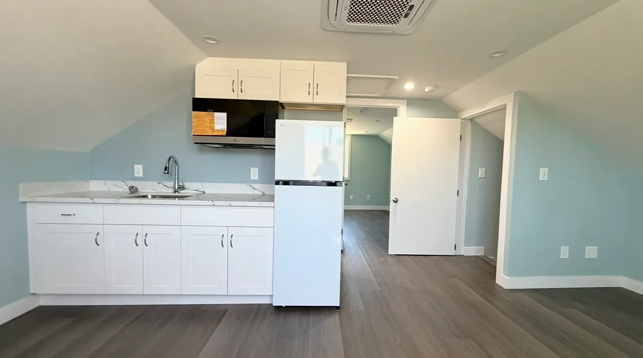 2 bed, 450 sqft, $2,700 — Photo 2