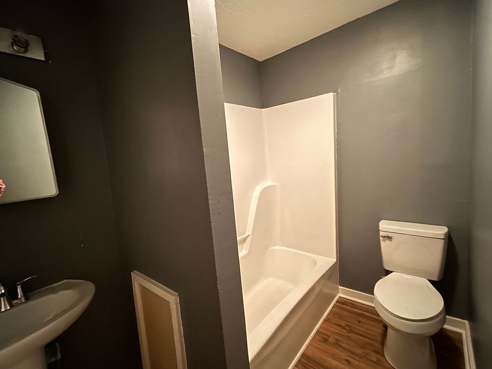 2nd image of 201 Greenleaf St SW