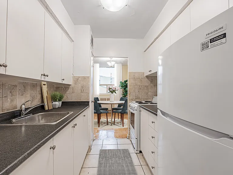 44 Thorncliffe Park Dr — Photo 6