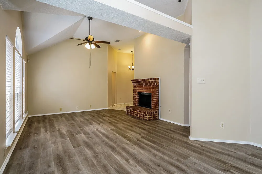 3 bed, 2.0 bath, 1298 sqft, $2,205 — Photo 4