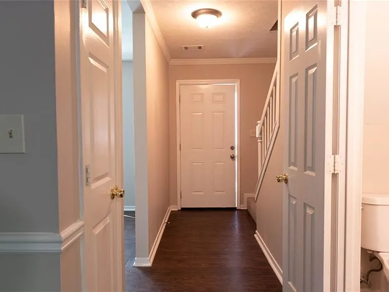 685 Redland Dr — Photo 2