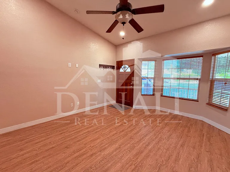 306 E Houston Ave — Photo 5