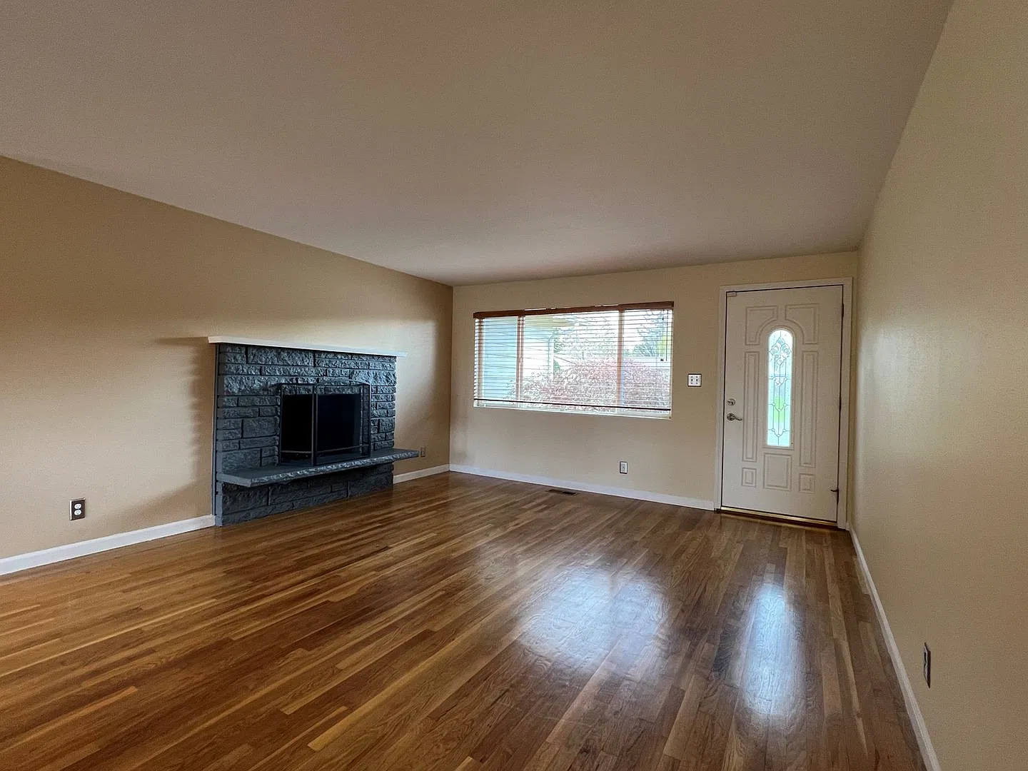 Well maintained 4 BD 1.75 BA Home with Genuine Hardwood Floors & Private Fully Fenced Backyard — Photo 4