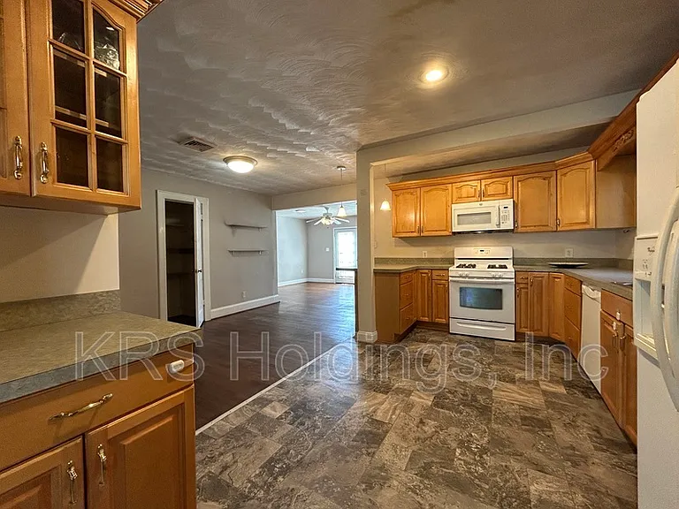 409 E Lorengo Ave — Photo 4