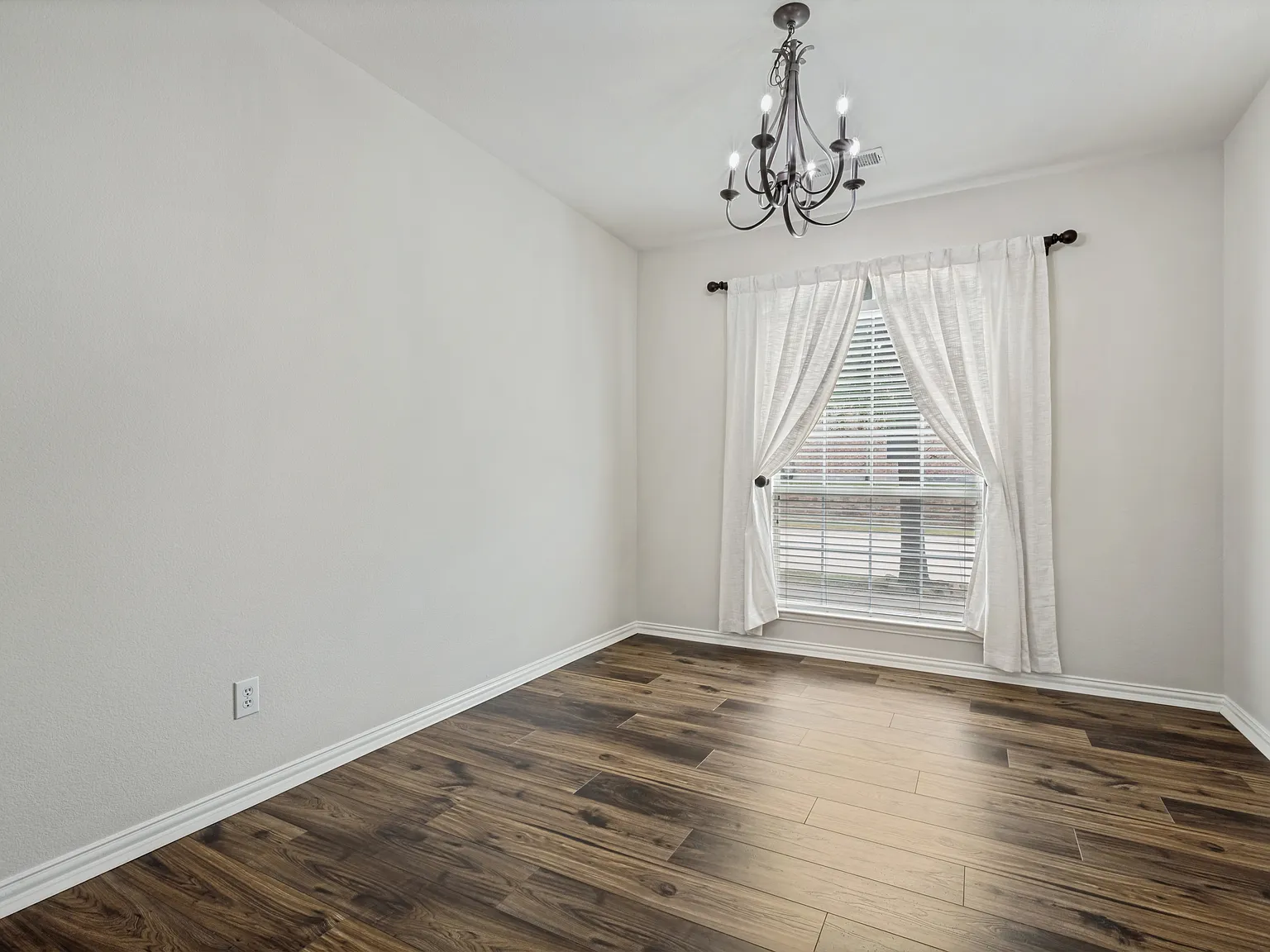 4 bed, 3200 sqft, $3,250 — Photo 4