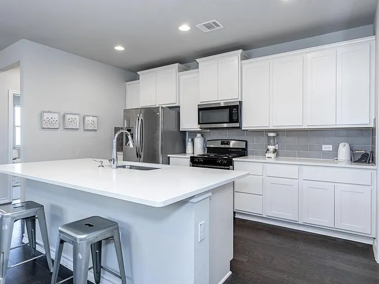 7516 Saginaw Dr — Photo 6