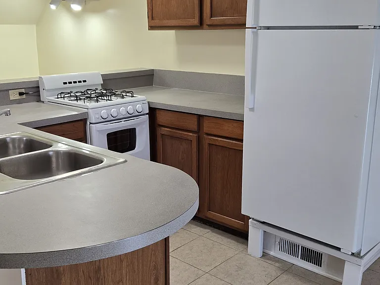 701 Lyon St NE — Photo 9