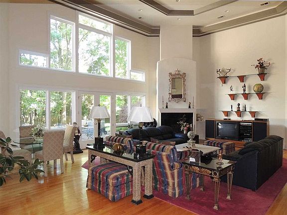 3rd image of 8895 Silverbark Dr