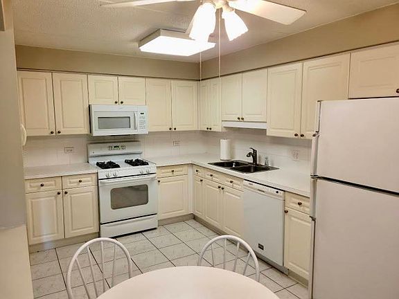 3rd image of 3850 W Bryn Mawr Ave APT 205