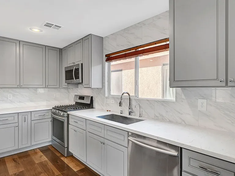 812 Sistine St — Photo 18