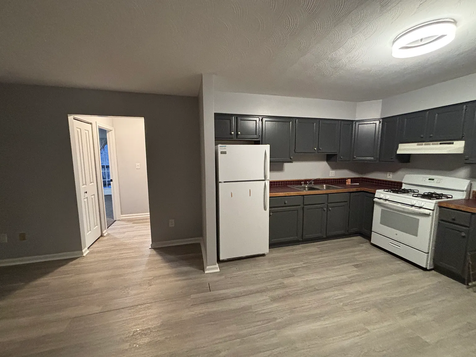 110 N Hyde Park Ave — Photo 2