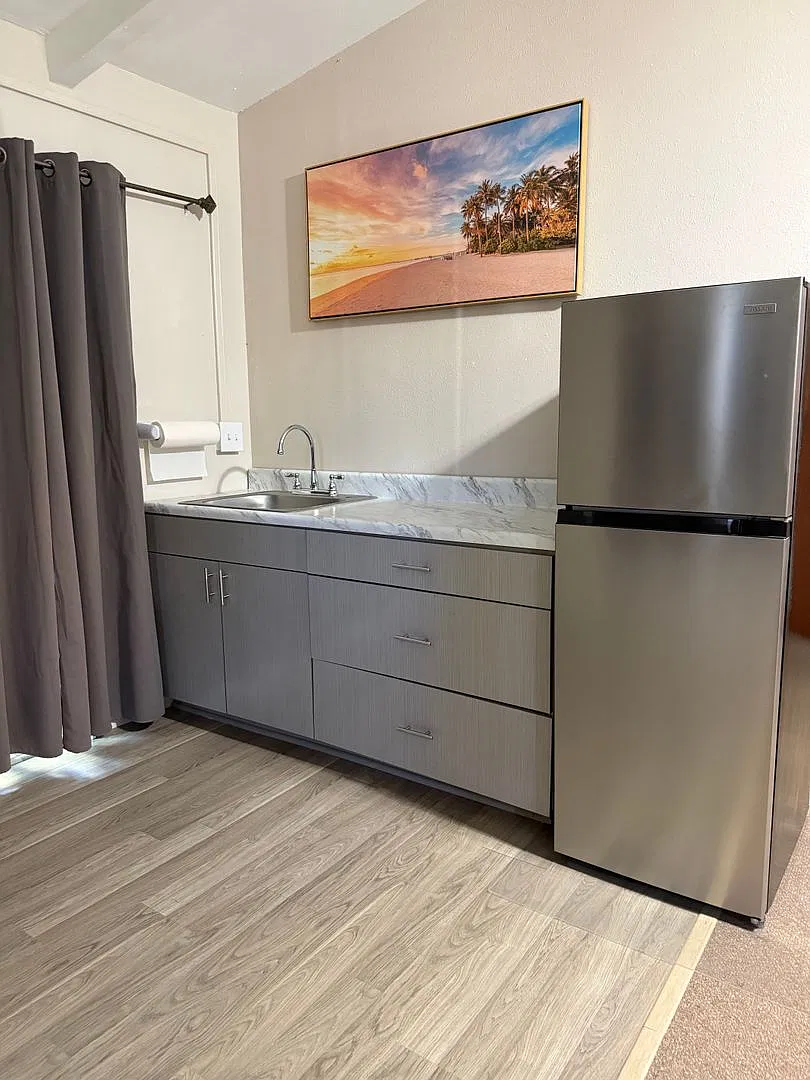 Cozy 1 Bedroom / 1 Bath Island-Style Living! — Photo 3