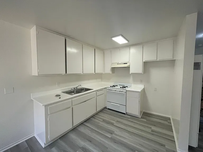 Elm Terrace Apartments — Photo 15