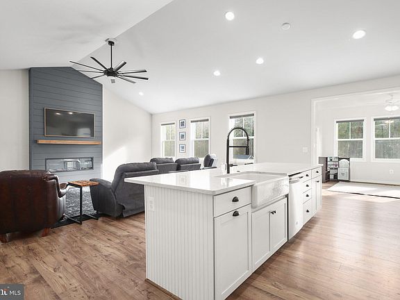 5th image of 207 Bennington Way