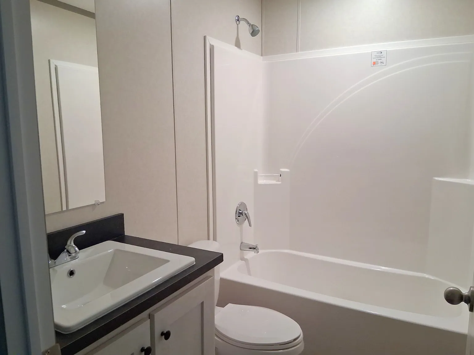 3 bed, 2.0 bath, 1056 sqft, $1,095 — Photo 2